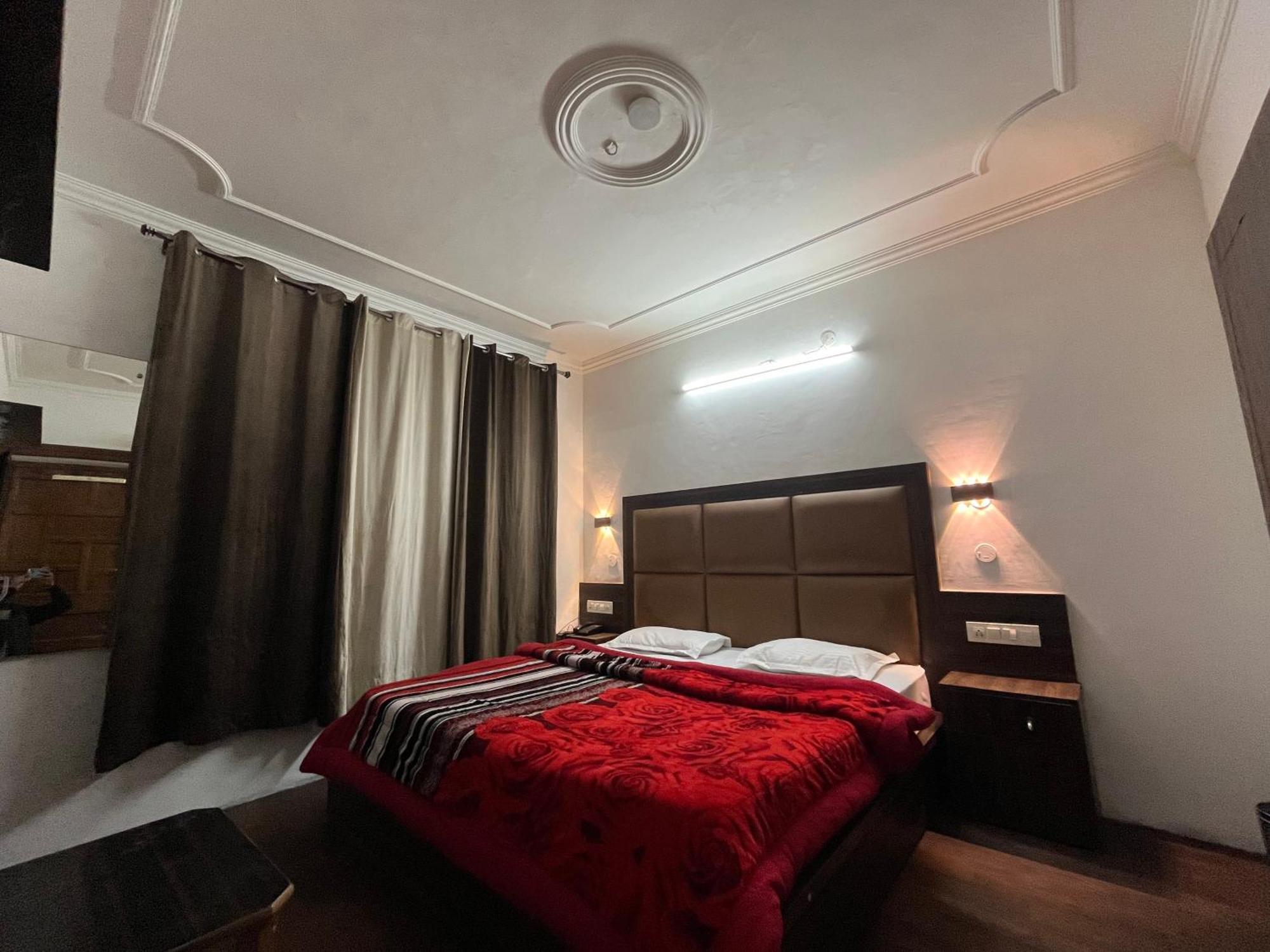 Hotel Premier Mall Road Manali Exteriér fotografie